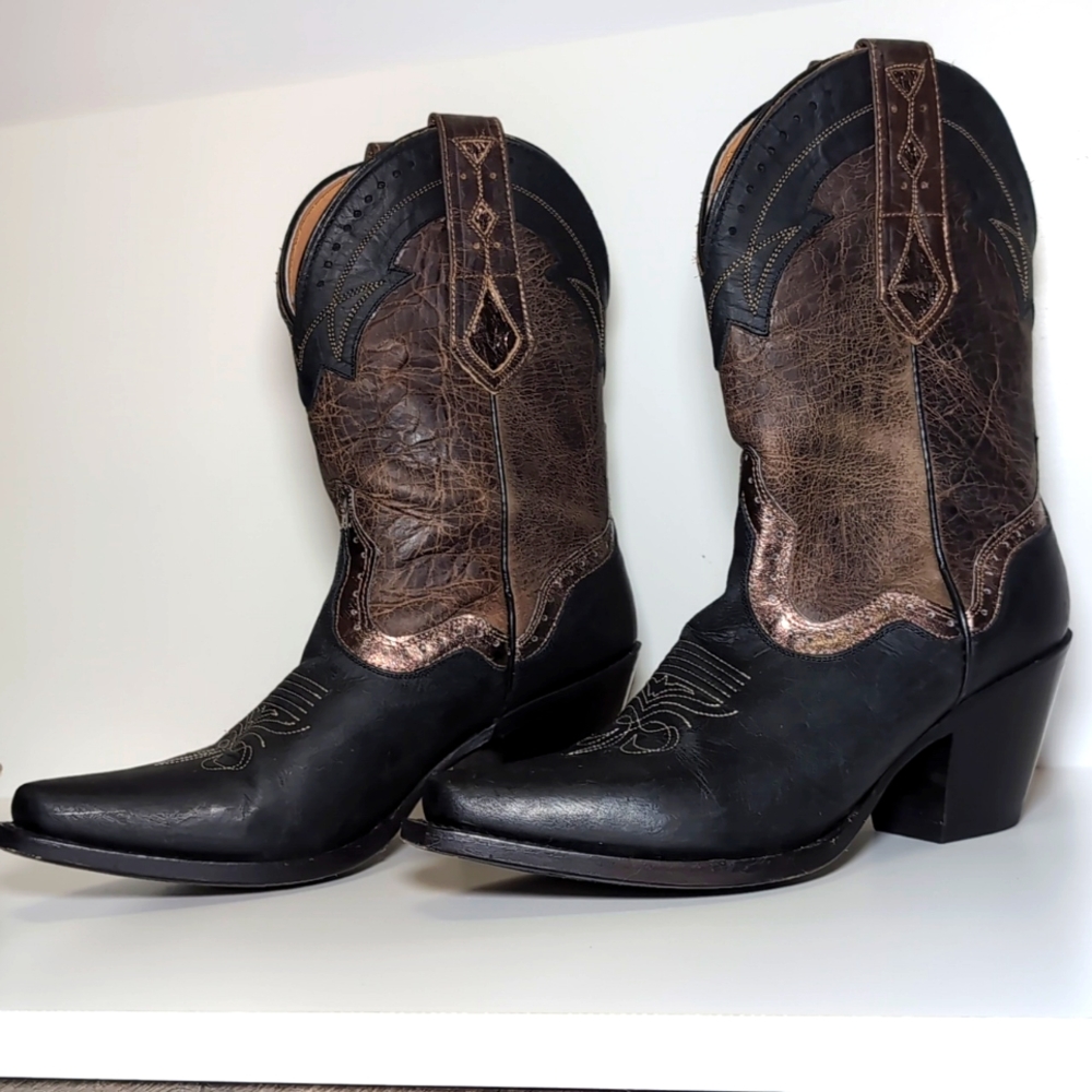 Leather Cowboy boots - Woman - Size 7B. Genuine leather. Like new used 2 times